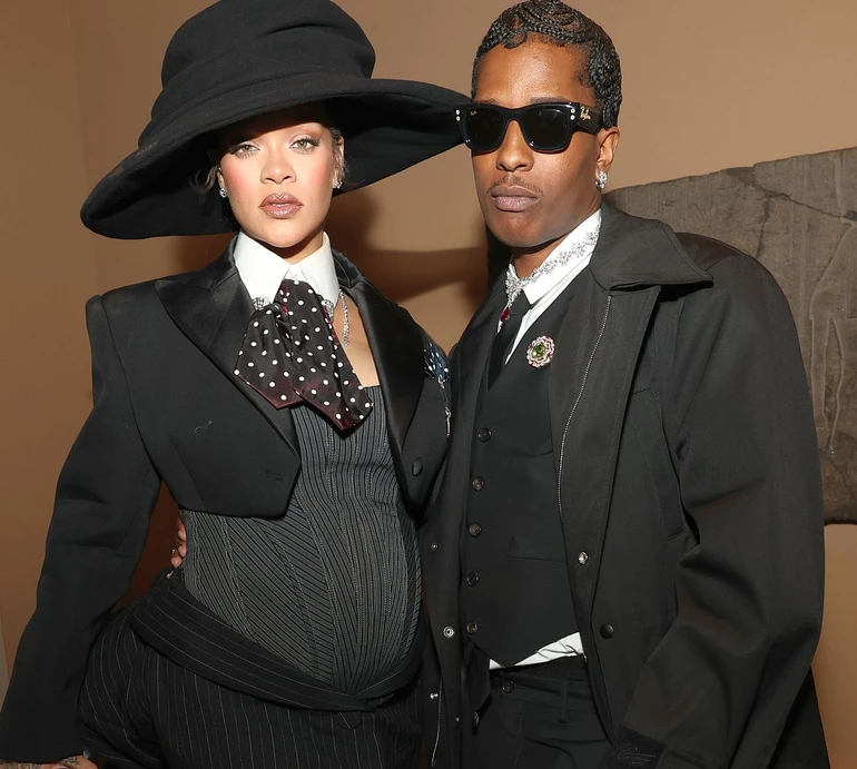 Ріанна на Met Gala 2025 оголосила, що стане мамою втретє. Фото