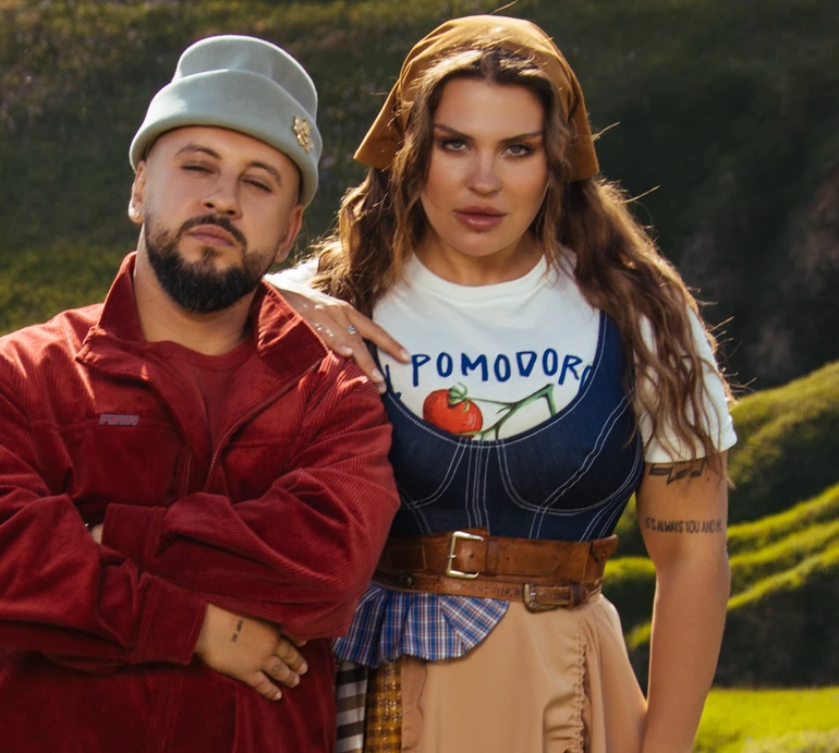 Заріцька з Монатіком у динамічному кліпі полежали в траві та пострибали біля трактора