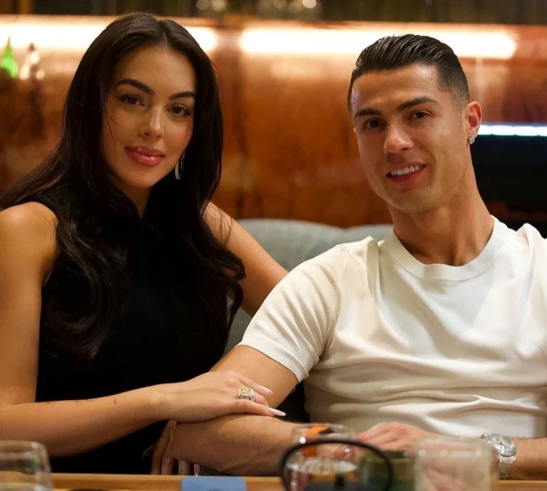 Роналду з розкішною каблучкою офіційно освідчився Родрігес. Фото