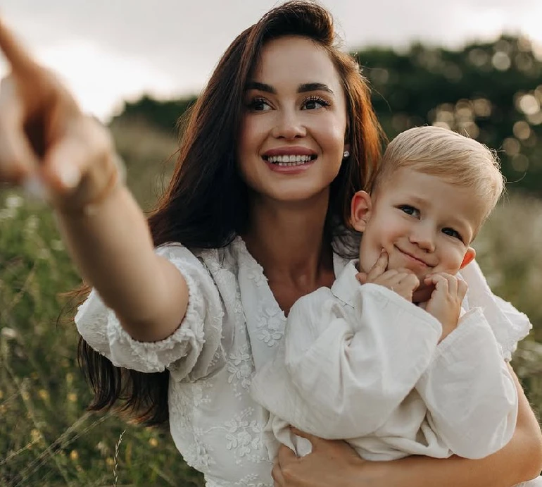 Не уявляю життя без тебе: Парфільєва на честь 2-річчя сина замилувала сімейною зйомкою в полі