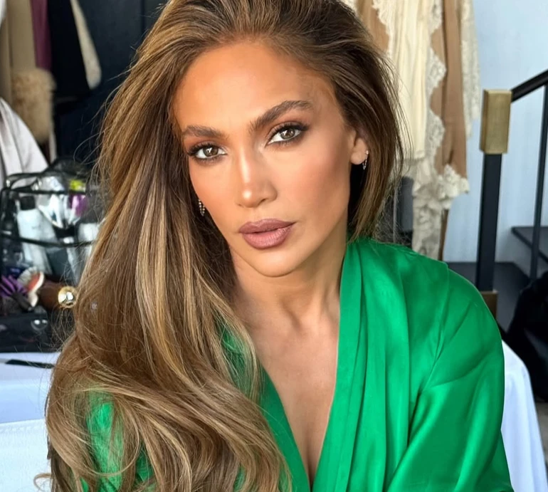 Британський вайб та будуарна розкіш: Лопес у Нью-Йорку вигуляла два образи в кольорах осені