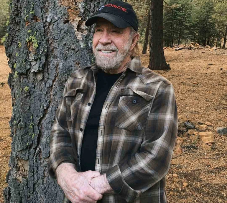 Продовжуйте прагнути до кращої версії себе: 85-річний Чак Норріс похизувався біцепсом у спортзалі