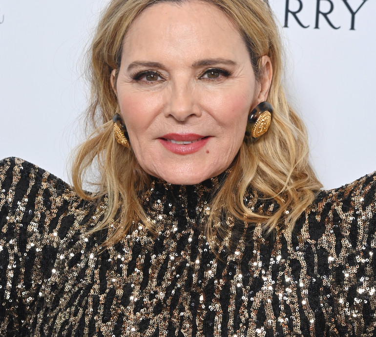 Кім Кетролл в ефектному міні пообіймалася з молодшим на 14 років бойфрендом. ФОТО