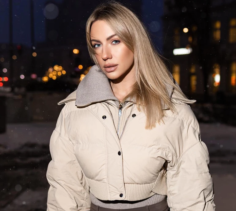 Нікітюк у міні з глибоким декольте прикрасила ялинку подарунками від залицяльників