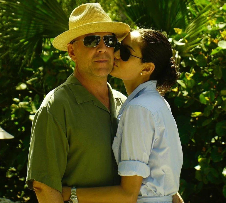 Дружина Брюса Вілліса на честь 16-річчя їхніх стосунків поділилася романтичними кадрами