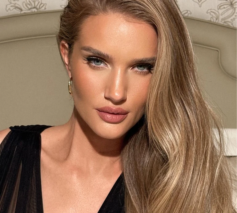 Хантінгтон-Вайтлі на фешн-івенті посвітила спіднім та панчішками під прозорим платтям. Фото