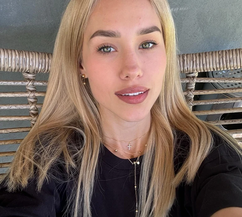 Сильна у своїй красі: Квіткова в топі і спідниці влаштувала танці під київським дощем