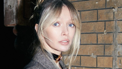 Брежнєва у шоколадному боді виставила стегно з-під шкіряного пальта