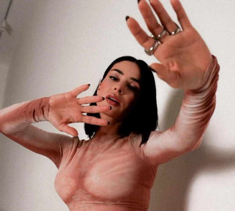 Огнєвіч у напівпрозорому максі повигинался на сходах. Фото