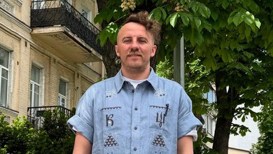 Нарешті українське стало модним: Клопотенко показався у вишиванці та спідниці плісе