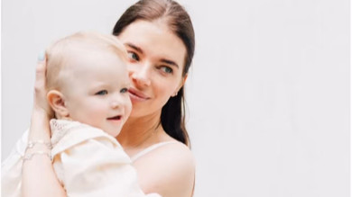 Дружина Усика з однорічною дочкою попозували на травичці в ніжних лляних сукнях. Фото