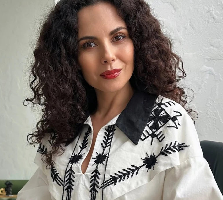 Каменських у мінішортах і топі показала, як починає свій день на траві з гантелями