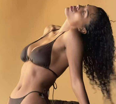 Кунакі у шоколадному бікіні вигнулася під бризками водоспада у Венесуелі. Фото