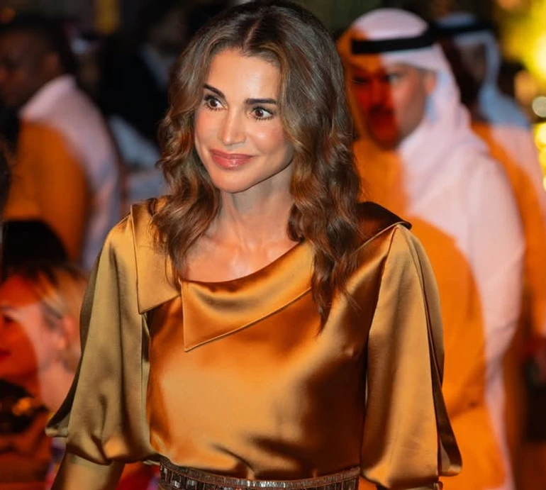 Королева Ранія з чоловіком, дітьми та онуками у лазурно-м'ятних образах попозували для сімейного портрета