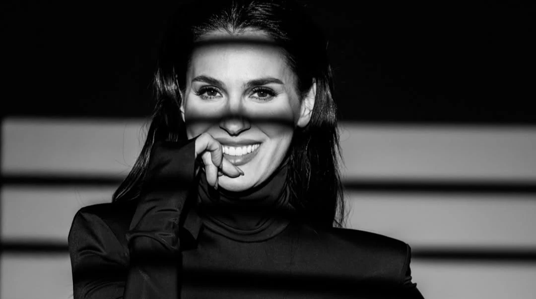 Гра з тінями та акцент на ноги: Єфросиніна у драпірованому міні попозувала для стильного ч/б