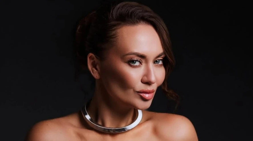 Саліванчук у білому купальнику посвітила формами в басейні на тлі карпатського краєвиду