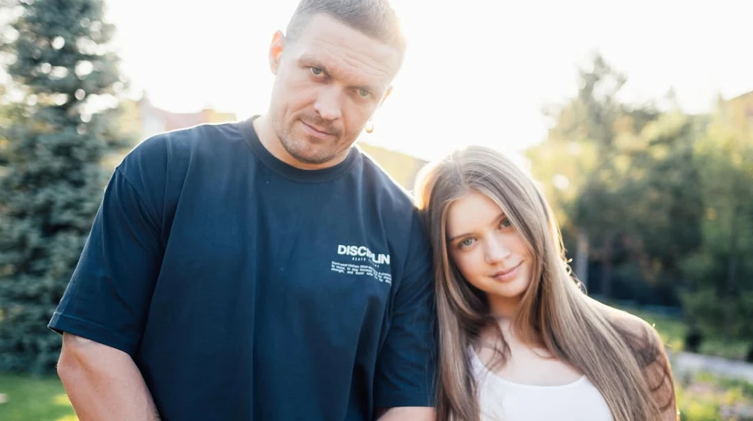 У тата можна все: як Усик із 16-річною дочкою вишневу матчу готував. Відео