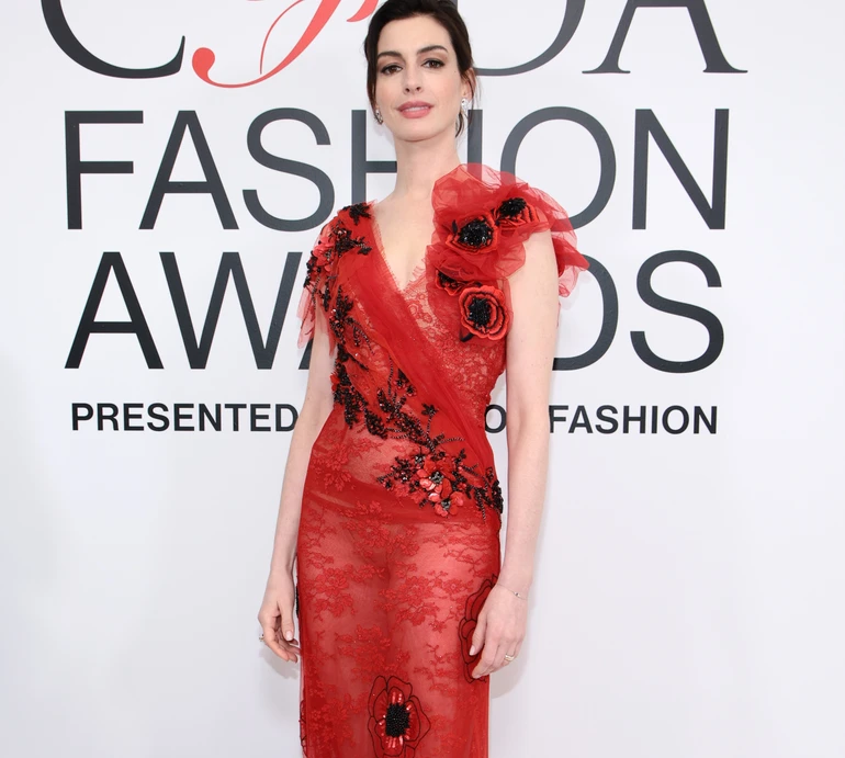 Кардашян у шкірі, срібна Мур з голими плечима і Хетевей у прозорому мереживі засвітилися на модній премії