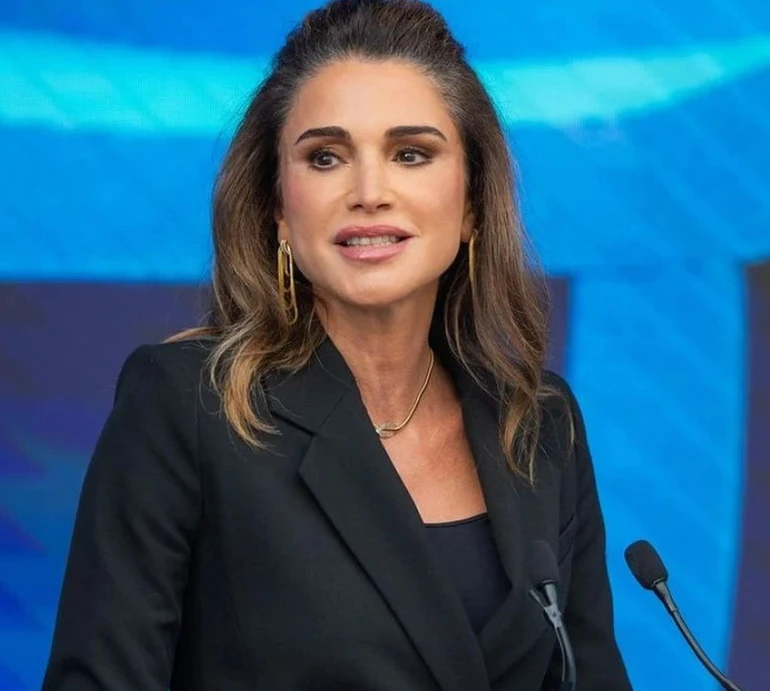 Королева Ранія з нагоди 30-річчя сина помилувалася ним та вагітною невісткою. Фото