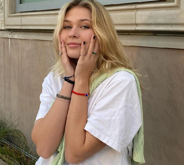 Старша донька Брежнєвої у строкатому бікіні і з коктейлями посвітила тілом на океанічному узбережжі