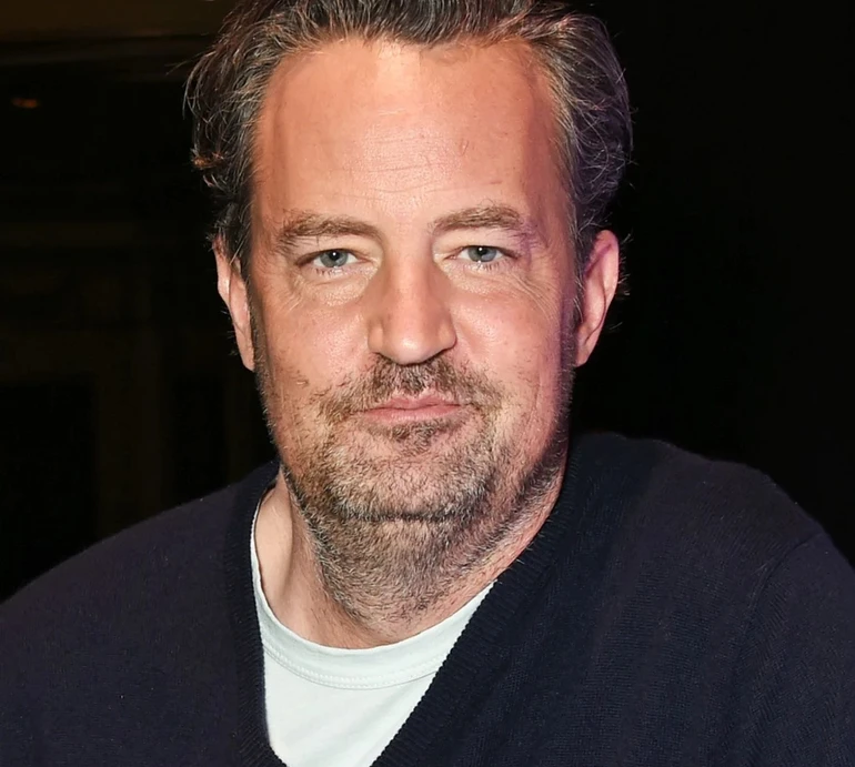 Лікарі, персональний асистент і наркодилерка: 5-м людям висунули звинувачення у справі про смерть Меттью Перрі