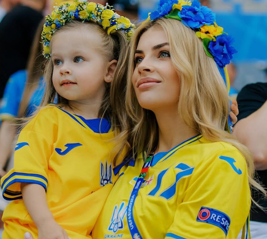 Веселкова сукня, крила та торт з єдинорогом: дружина Зінченка похвалилася 4-річною дочкою у святковому образі