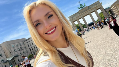 Федишин із мамою в мінішортиках показалася на світанковому фото з Парижа