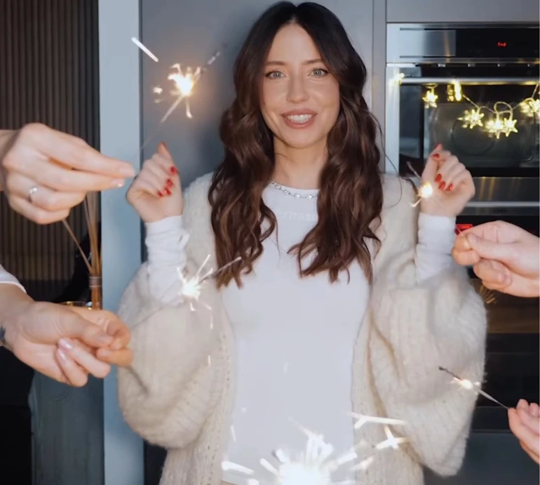 Сталося диво: Дорофєєва поділилася рецептом запашного різдвяного печива, яке приготувала вперше. Відео