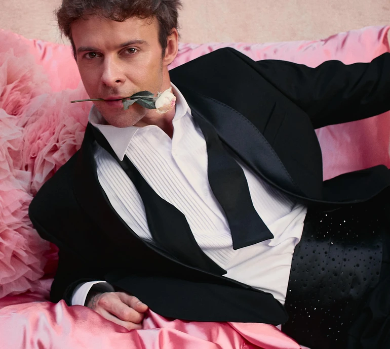 Барських у смокінгу влаштував драйвові танці та повисів на канаті в кліпі про складні стосунки