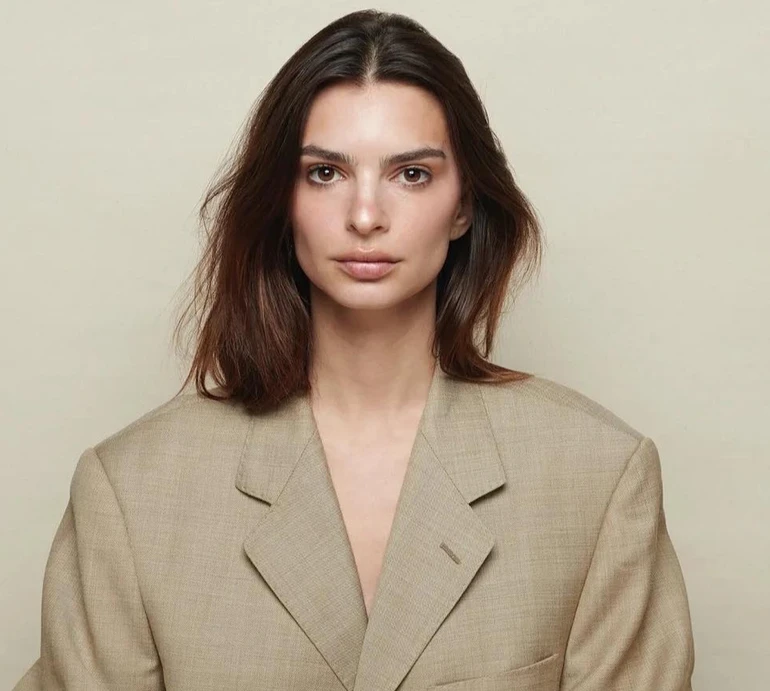 Ратаковскі в декольтованому луці прикрасила ялинку з 2-річним сином