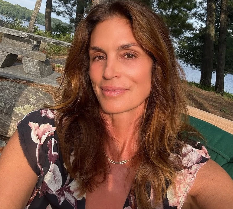 59-річна Кроуфорд у купальнику засвітила розкішну фігуру на пляжі