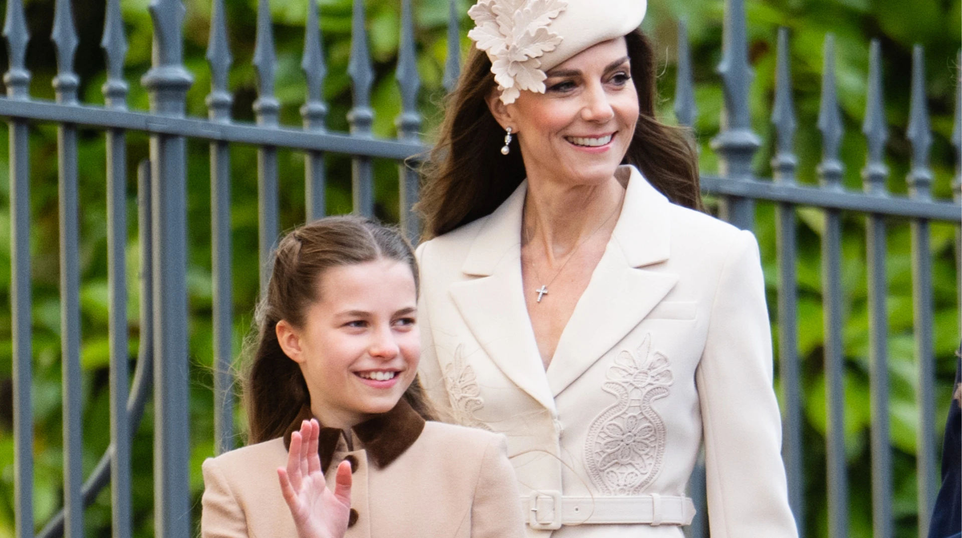 Кейт Міддлтон у кремовому аутфіті з шовковою вишивкою разом із принцом Вільямом та дітьми приєдналася до святкування Великодня вперше за 2 роки. Фото