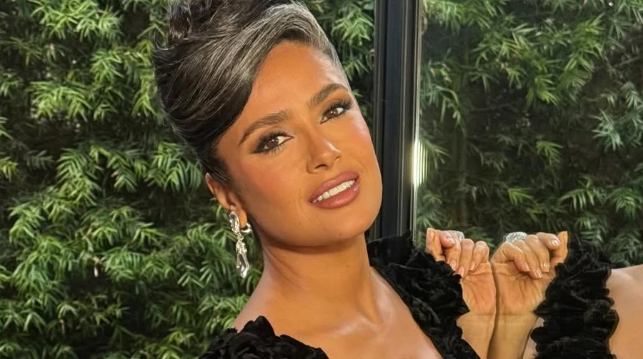 Акценти на сивину і декольте: 59-річна Хаєк у компанії чоловіка покрасувалася на хіднику премії. Фото