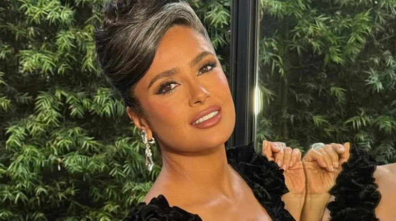 Акценти на сивину і декольте: 59-річна Хаєк у компанії чоловіка покрасувалася на хіднику премії. Фото