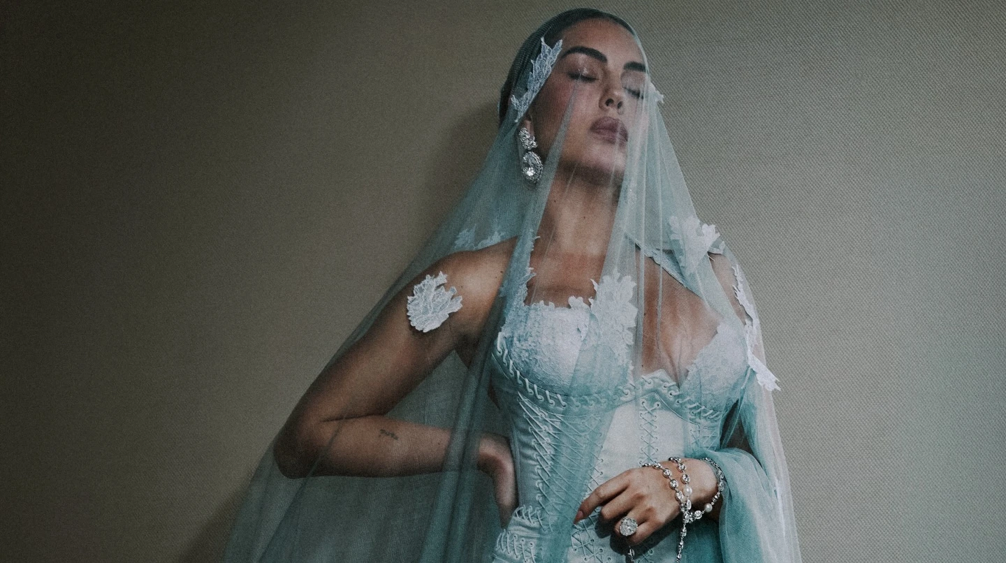 Вишита молитва та вервиця з іменами близьких: наречена Роналду на Met Gala постала в образі, натхненному Богородицею