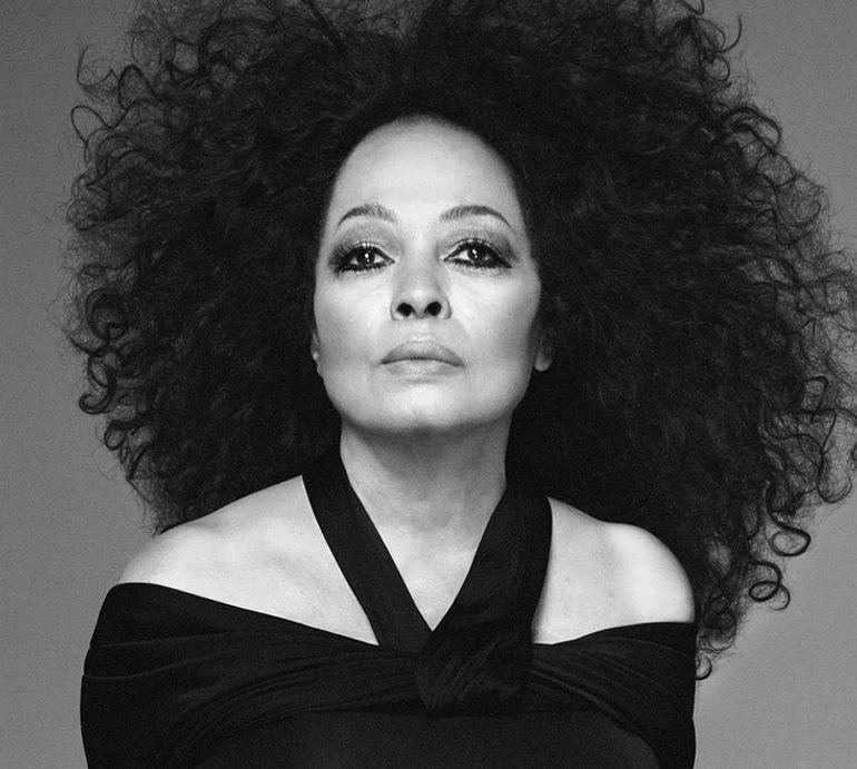 79-річна Даяна Росс в обтислій сукні стала обличчям модного бренду. Фото