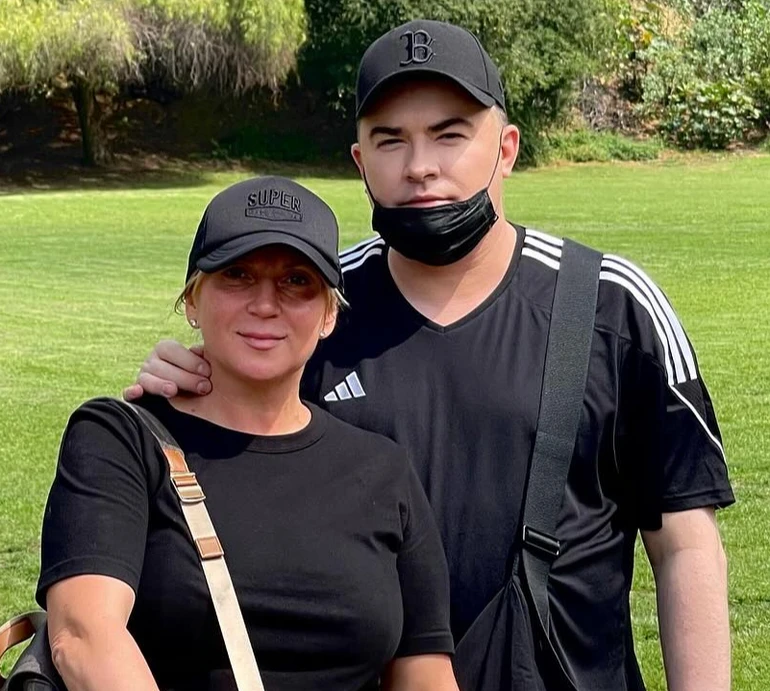 Красунчик і дуринда: Данилко з мамою Сердючки насмішили спільним фото з подушкою на голові