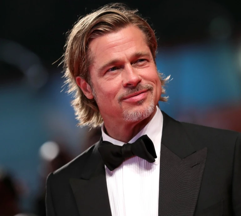 Пітта з дівчиною та собакою підловили під час романтичної прогулянки пляжем. Відео