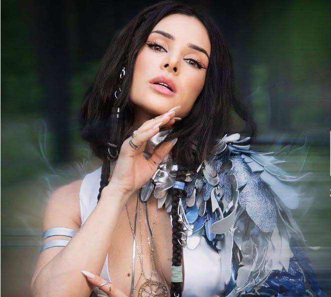 Огнєвіч у пір'ї та кільцях уявила себе пташкою в кліпі на саундтрек до Конотопської відьми. Відео