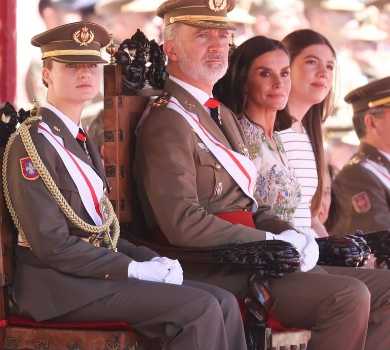 Батьки випускниці: королева Летісія в квітковому міді з'явилася на івенті з ошатним королем Феліпе