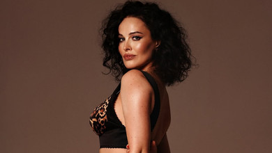 Астаф'єва у пікантній зйомці засвітила груди крізь вишукане мереживо. Відео