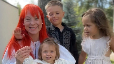 2 роки викликів та любові: Тарабарова з чоловіком і старшими дітьми показала солодке свято для молодшої дочки