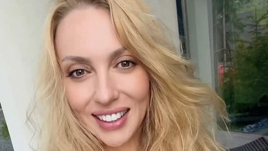 На це можна дивитися вічно: мережу насмішило відео, як Полякова закуняла на сцені та впустила мікрофон