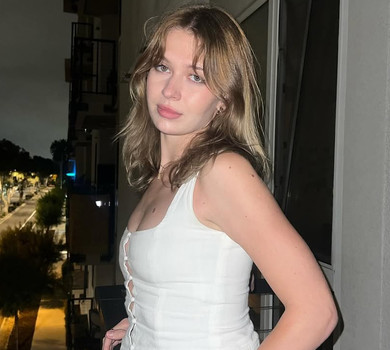 Життя прекрасне: старша дочка Брежнєвої у полуничному бікіні покрасувалася перед дзеркалом. Фото