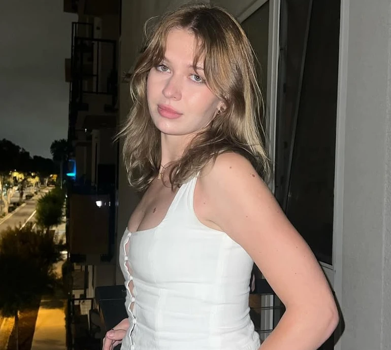 Життя прекрасне: старша дочка Брежнєвої у полуничному бікіні покрасувалася перед дзеркалом. Фото