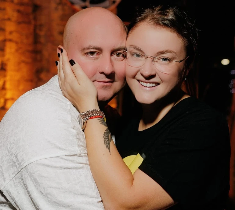 Моя душа: шоумен Ткач привітав дружину з днем народження, а вона похвалилася квітами від нього