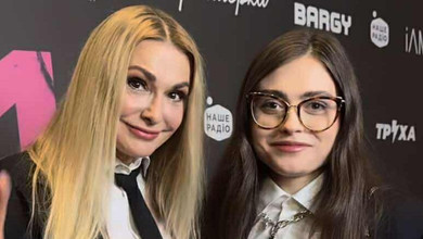 Білі сорочки та чорні жакети: Сумська з дочкою вигуляли схожі луки на кінопрем'єру