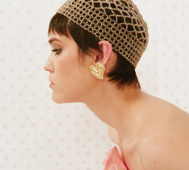 Шапки-кроша, ажурні колготки та наївні прикраси: трендові аксесуари на осінь 2025. Фото