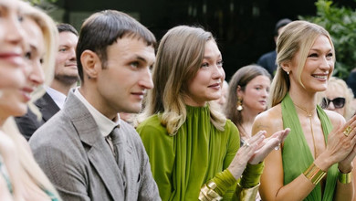 Джіджі в обтислому максі та Белла з глибоким декольте: Хадід в образах подружок нареченої видали старшу сестру заміж. Фото