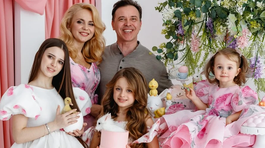 Нехай буде більше надії: Ребрик помилувалася трьома донечками у сукнях принцес на святково-весняних фото